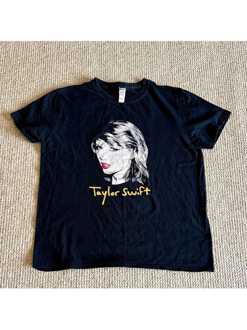 Taylor Swift 1989 red lipstick script black t-shirt Size L